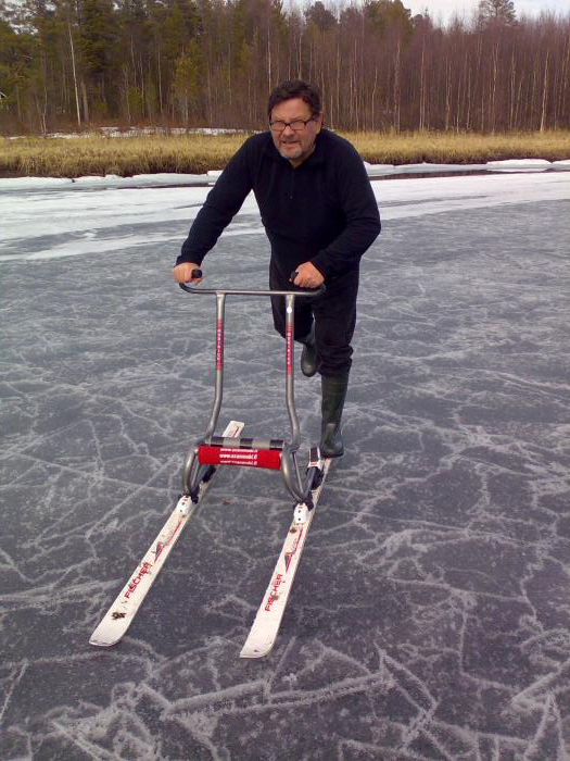 Näinkin voi liikkua Inarin jäällä apajilleen.